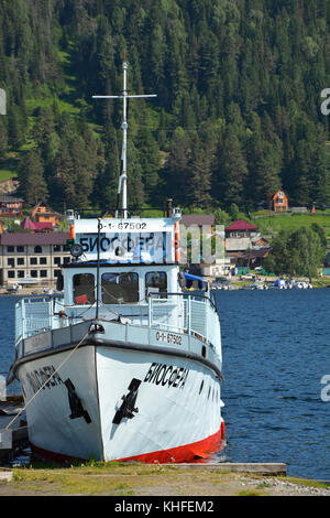 Teletskoye See, Altai, Russland - 15. Juni: Schiff an teletskoye See zum 15. Juni 2014. teletskoye See ist die zweite tiefe See in Russland Stockfoto