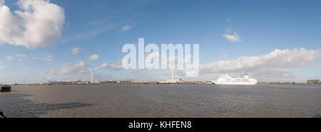 63,786 Tonnen Kreuzfahrtschiff MS Columbus auf hellen windiger Tag in Tilbury Docks Stockfoto