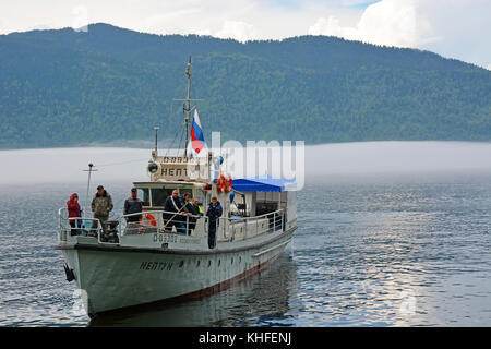 Teletskoye See, Altai, Russland - 15. Juni 2014: Schiff an teletskoye See zum 15. Juni 2014. teletskoye See ist die zweite tiefe See in Russland Stockfoto