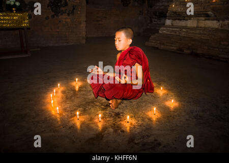 Bagan, Myanmar - 9. März 2017: Junge buddhistische Novizen Meditation im Kloster in Bagan am 9. März 2017, Myanmar. (Birma) Stockfoto