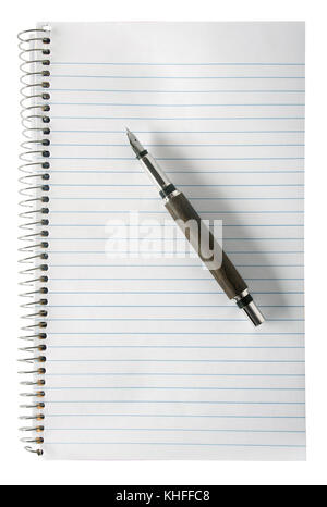 Ein leeres Notebook mit einem klassischen Holz- pen darauf sitzt. Stockfoto