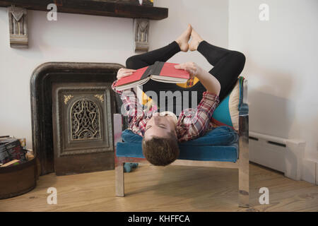 Transgender Person auf dem Kopf lesen Stockfoto