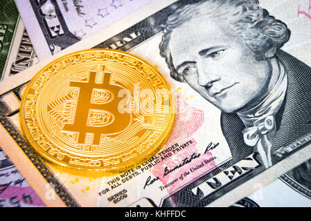 Bitcoin Festlegung auf 10 Dollar Banknote. Der erste Sekretär des US-Finanzministeriums, Alexander Hamilton sieht von der Banknote am cryptocurrency Münze Stockfoto