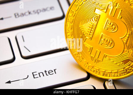 Bitcoins auf Laptop Tastatur. Crypto Währung der Zukunft Konzept. Nähe zu sehen. Stockfoto