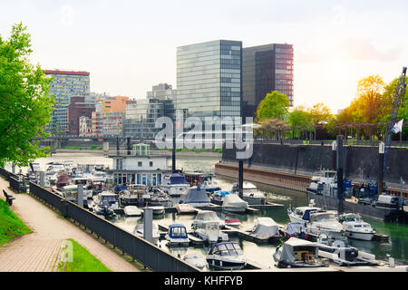 Sonnenuntergang im Business Center von Düsseldorf. Landschaft der medienhafen Stockfoto