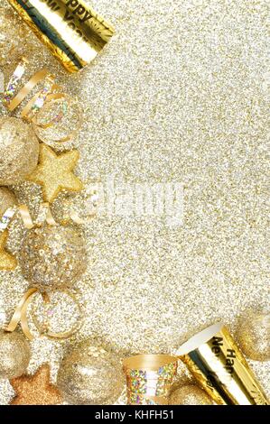Silvester Ecke Grenze von luftschlangen und Dekorationen über eine glitzernde Gold Hintergrund Stockfoto