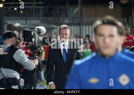 Michael O'Neill's erstes Spiel für Nordirland. O'Neill gelang es Nigel Worthington und sein erstes Spiel war zu Hause in Norwegen am 29. Februar 2012 im Windsor Park von Belfast. O'Neill macht sich auf den Weg in den Unterstand. Stockfoto