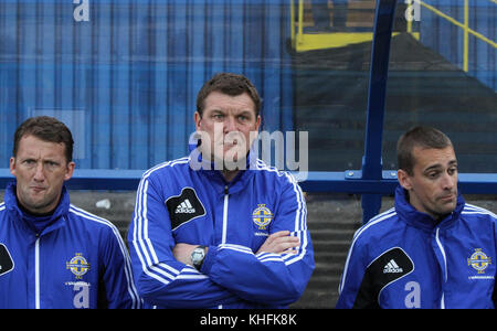 Tommy Wright (Mitte) im Windsor Park von Belfast. Nordirland gegen Finnland, 15. August 2012. Wright wurde die Nordirland Torwarttrainer unter Michael O'Neill. Auf der linken Seite ist Billy McKinley Wer war O'Neill's dann Trainer, und rechts ist David Currie, Leiter der Internationalen Verwaltung auf der IFA. Stockfoto