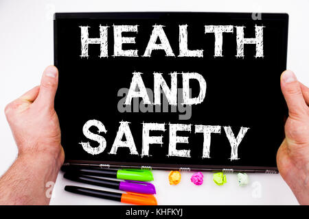 Gesundheit und Sicherheit text auf Tablet geschrieben, Computer im Büro mit Marker, Kugelschreiber, Schreibwaren. Business Konzept für Bewusstsein Standard Bau wh Stockfoto