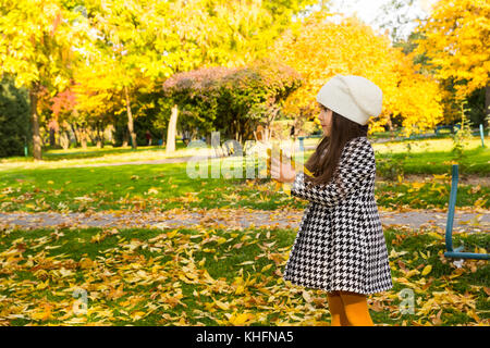 Herbst Porträt der schönen kind. Glückliche kleine Mädchen mit Blätter im Park im Herbst. Stockfoto