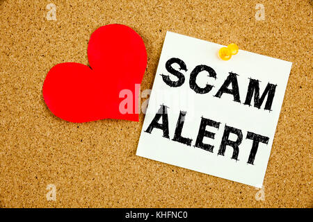 Konzeptionelle Handschrift Text Inspiration zeigt Scam Alert. Business Concept for Scam Alert Love auf Haftnotiz geschrieben, Reminder Cork Backgr Stockfoto
