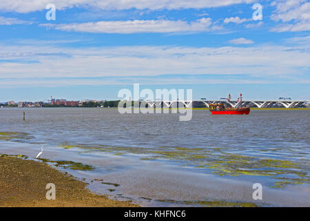 OXON Hill, Maryland, USA - 11. SEPTEMBER: Potomac River Panorama am Nationalen Hafen am 11. September 2016. Kommerzielle Schiff und zwei Zuschauer, Woodrow Stockfoto