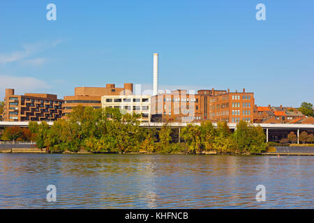 Farbenfrohe Gebäude aus rotem Ziegel entlang whitehurst Highway an der Georgetown Waterfront. washington dc Vorort in der Nähe von Potomac River im Herbst. Stockfoto