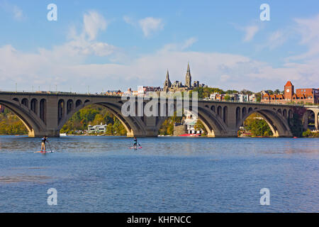 Junge Paare Kajak auf dem Potomac River an einem wunderschönen Herbstnachmittag in der Nähe der Key Bridge. Georgetown Stadtpanorama in der Nähe des Wassers in Washington DC, USA Stockfoto