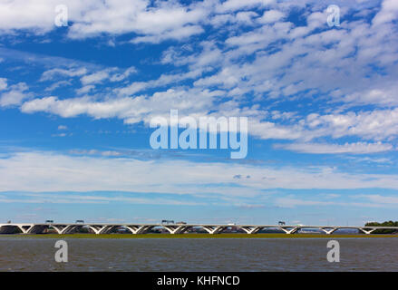 Woodrow Wilson Bridge unter dem blauen Himmel mit malerischen Wolken. eine Klappbrücke über Potomac River Virginia und Maryland Staaten verbindet. Stockfoto