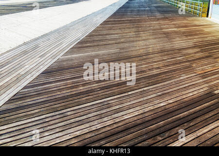 Detail eines Abschnitts der berühmten Holzpromenade in Coney Island, Brooklyn, New York City. Stockfoto