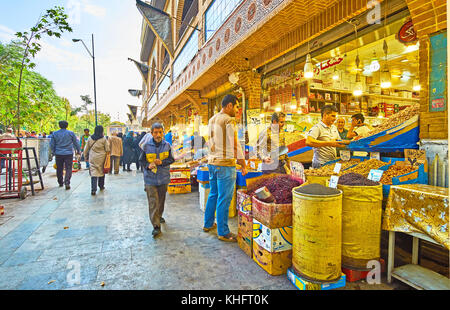 Teheran, Iran - Oktober 11, 2017: Die Reihe der Großen Basar Stände, Verkauf von trockenen Früchten und Nüssen, in panzdah entfernt - e-khordad Straße, am 11. Oktober in t Stockfoto