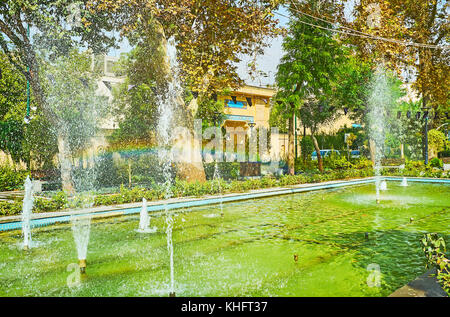 Die Hellen Regenbogen über dem Brunnen im Park, in panzdah entfernt - e-khordad Square, Teheran, Iran. Stockfoto