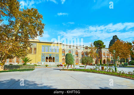 Der Spaziergang in den Gärten der golestan mit Blick auf Karim khani Nook mit Bogen, von blauen Fliesen und Spiegel Hall, hinter den Bäumen, Teheran gesehen eingerichtet, Ira Stockfoto