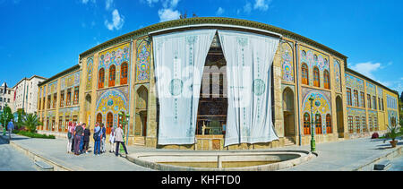 Teheran, Iran - Oktober 11, 2017: Panorama der Golestan Palast mit der Marmor Stuhl, die durch die Vorhänge in Takht-e marmar Terrasse, am 1. Oktober Stockfoto