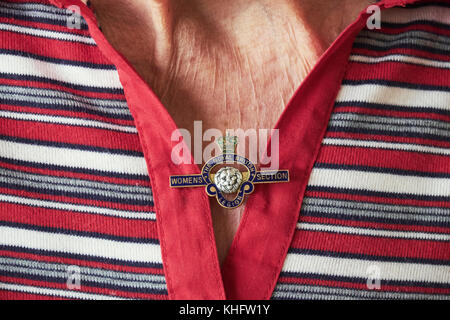Ein Royal British Legion Frauen Abschnitt Brosche durch einen Mitgliedstaat getragen. Stockfoto