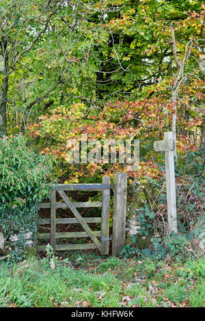 Cotswold Way unterzeichnen und hölzerne Tor im Herbst. Cotswolds, Gloucestershire, England Stockfoto