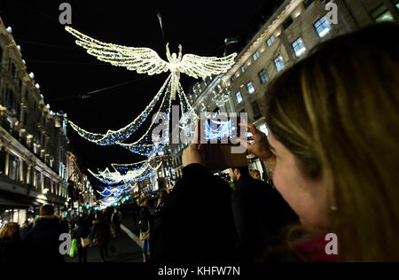 Die Menschenmassen blicken auf die Weihnachtsfeier „Spirit of Christmas“ im Regent Street Christmas Lights Switch on Event mit Heart FM, London. Stockfoto