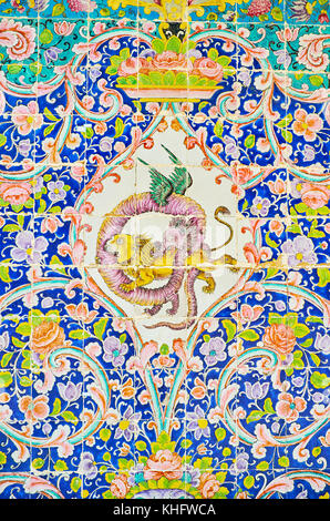 Teheran, Iran - Oktober 11, 2017: Die animalische Motive von Fliesen- Einrichtung der Golestan Palast - das Medaillon mit Löwen und Drachen, beißen einander auf Stockfoto