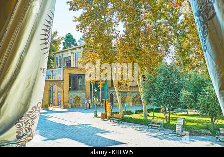 Teheran, Iran - Oktober 11, 2017: der Blick auf die emarat-e badgir (windtürme Gebäude) hinter den Vorhängen des Spiegels Terrasse des Gebäudes der Sonne (s Stockfoto