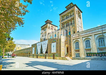 Teheran, Iran - Oktober 11, 2017: Die riesigen Türme von Gebäude von Sun (shams-ol-emareh) in Golestan Palast sind perfekte Sicht der Stadt zu überblicken und Stockfoto