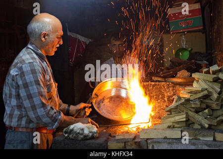 Mann für die Kupfer mit Zinn, in Sanliurfa, Türkei. Stockfoto