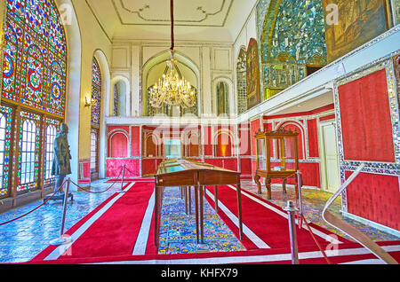 Teheran, Iran - Oktober 11, 2017: das Innere der talar-e Almas (Halle des Diamanten) Der golestan, mit Spiegel dekoriert, Glasfenster und vinta Stockfoto