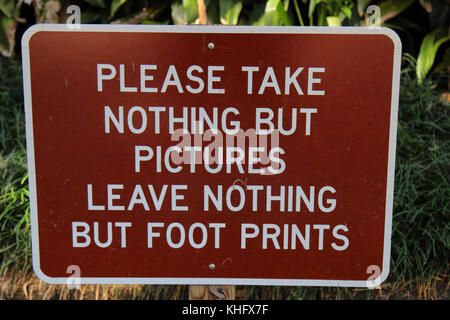 Bitte nehmen Sie nichts aber die Bilder lassen nichts, aber Fuß druckt Zeichen im Silver Springs State Park Stockfoto