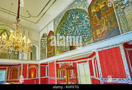 Teheran, Iran - Oktober 11, 2017: talar-e Almas (Halle des Diamanten) der Golestan Palast mit historischen Gemälde, Spiegel Arbeit und Vintage europäischen wallpap Stockfoto