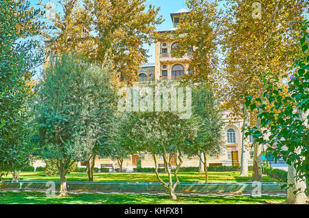 Das üppige Grün der golestan Garten verstecken das Gebäude der Sonne (shams-ol-emareh) mit zwei riesigen Gemauerten Türmen, Teheran, Iran. Stockfoto