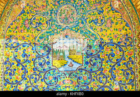 Teheran, Iran - Oktober 11, 2017: Die farbigen dekorative Verkleidung, mit glasierten Fliesen bedeckt, die Muster mit floralen Motiven mit dem Medaillon in der mi Stockfoto