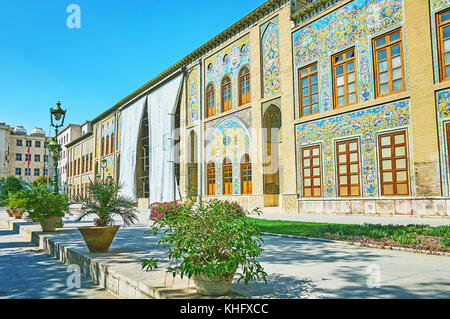 Der Spaziergang entlang der Allee der golestan mit Blick auf den Marmor Thronsaal, hinter dem weißen Vorhängen, Teheran, Iran versteckt. Stockfoto