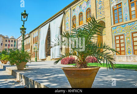 Die wichtigsten Gasse der golestan Garten mit den Pflanzen in Töpfen dekoriert ist, der Marmor Thronsaal auf Hintergrund, Teheran, Iran. Stockfoto