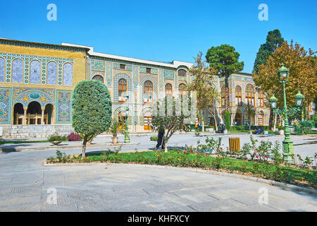 Teheran, Iran - Oktober 11, 2017: Die malerische Komplex der Golestan Palast ist mit perfekt gepflegten Ziergarten mit getrimmten Pflanzen dekoriert Stockfoto