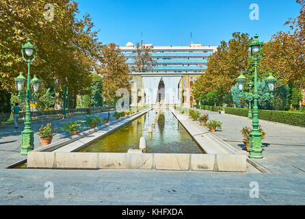 Am Brunnen auf der Gasse von golestan führt zu den Marmor Thronsaal, hinter dem weißen Vorhängen, Teheran, Iran versteckt. Stockfoto