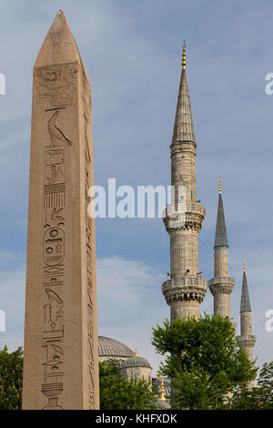 Ägyptische Obelisk und Minaretten der Blauen Moschee in Istanbul, Türkei. Stockfoto