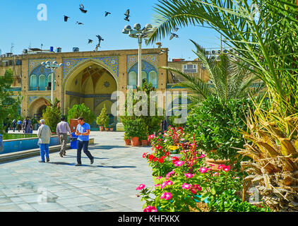 Teheran, Iran - Oktober 11, 2017: den üppigen Garten im Innenhof des Shah Moschee - die Palmen, Blumen und kleine thujas in Töpfen in diesem Bereich schmücken, auf oc Stockfoto