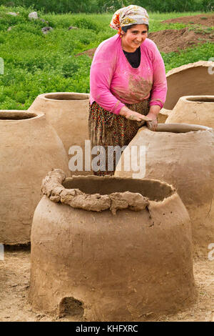 Frau, die tandoor Öfen mit Schlamm und Lehm in Diyarbakir, Türkei. Stockfoto