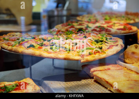 Frische italienische Pizza in new york city Pizzeria Fenster Stockfoto