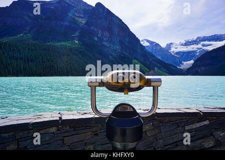 Mehr Ansicht von Münzautomaten Fernglas vor von Lake Louise Stockfoto