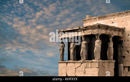 Karyatides, Erehtheio, Akropolis, Athen, Griechenland, unter Sonnenuntergang Wolken Stockfoto