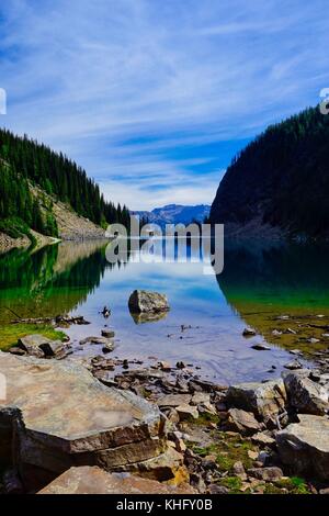 Vertikaler Lake Agnes und Tee Haus im Abstand Stockfoto