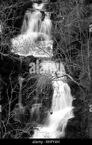 Kaskade zwischen den beiden wichtigsten Wasserfälle auf Nant Y Llyn. Stockfoto