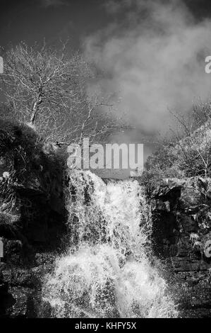 Zweiter großer Wasserfall (ca. 25 Fuß) auf Nant Y Llyn. Stockfoto