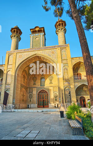 Der Backstein Portal (Iwan) Der motahari sepahsalar (shahid) Moschee Minarette hat und der Turm in der Mitte, Teheran, Iran. Stockfoto